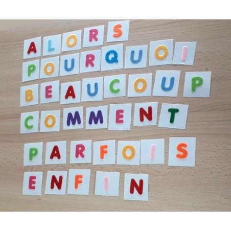 Lettres en feutrine auto adhésives