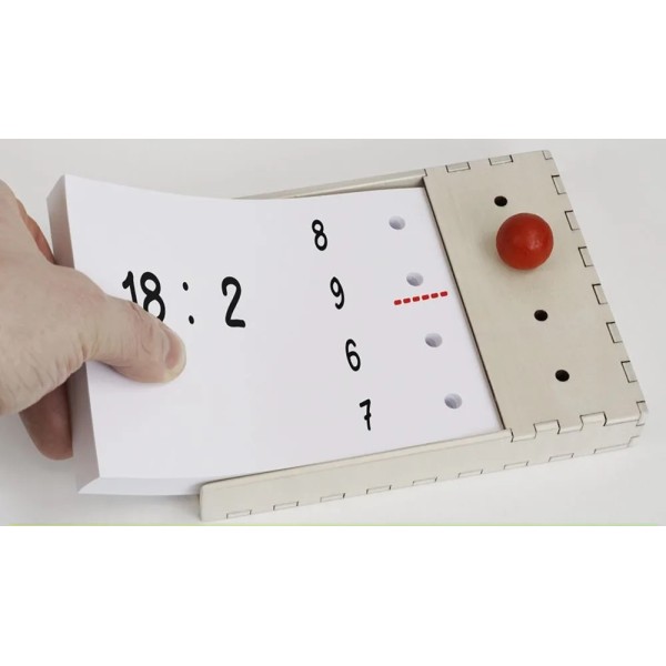 Support en bois et fiches perforées