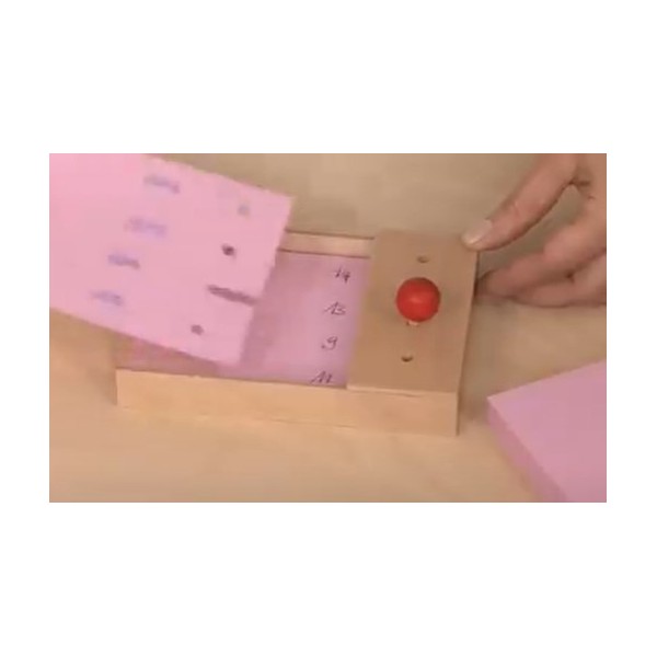 Support en bois et fiches perforées